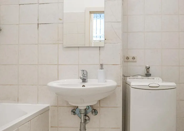 Apartament Amazing 2br Shared Only 7 Min To Wiener Stadthalle Wiedeń